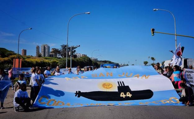 Familiares de los 44 tripulantes del submarino argentino ARA San Juan se manifiestan en Mar del Plata (Argentina).