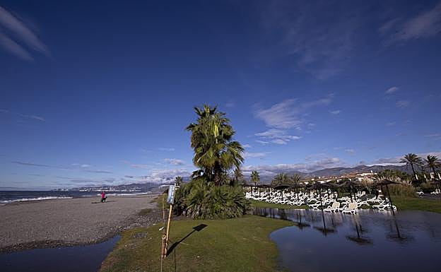 El mar ha inundado la zona del césped del hotel. 