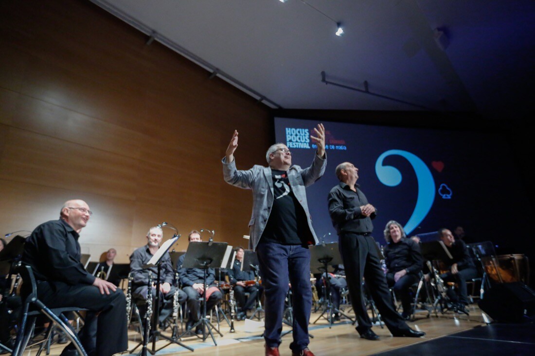 El Hocus Pocus Festival presentó este domingo el espectáculo 'Dando la nota', dirigido por MagoMigue y acompañado por la Banda Municipal de Granada y Year Teatro