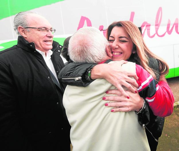 Susana Díaz abraza a un hombre en la Asociación de Atención a Discapacitados en Palma del Río. 