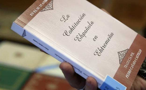 La traducción de la Constitución al extremeñu realizada por Pedro Cañada. de