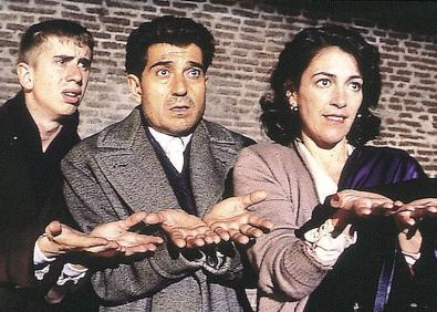 Imagen secundaria 1 - Carmen Maura con Pedro Almodóvar en los Fotogramas de Plata del año pasado, junto a Gabino Diego y Andrés Pajares en '¡Ay, Carmela!' y en uno de sus primeros trabajos, la serie 'Torremolinos, Gran Hotel', en 1978.