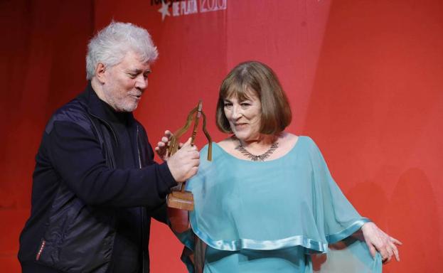 Imagen principal - Carmen Maura con Pedro Almodóvar en los Fotogramas de Plata del año pasado, junto a Gabino Diego y Andrés Pajares en '¡Ay, Carmela!' y en uno de sus primeros trabajos, la serie 'Torremolinos, Gran Hotel', en 1978.