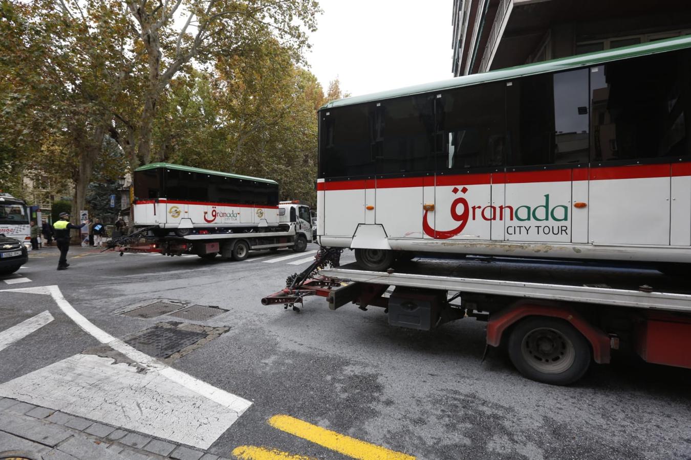 La retirada del vehículo ha obligado a cortar el tráfico en la calle Ángel Ganivet