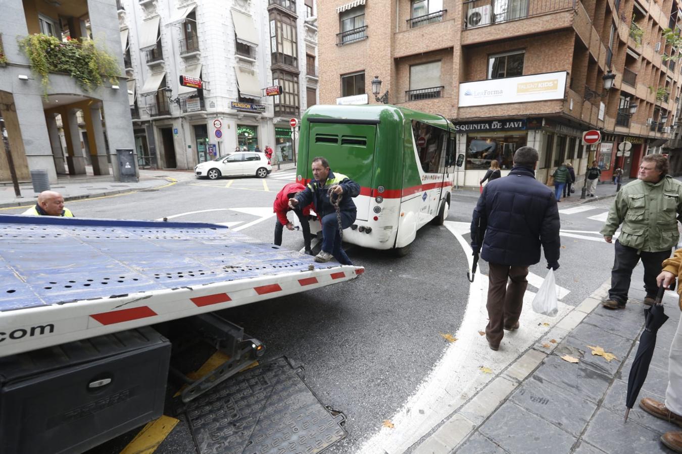 La retirada del vehículo ha obligado a cortar el tráfico en la calle Ángel Ganivet