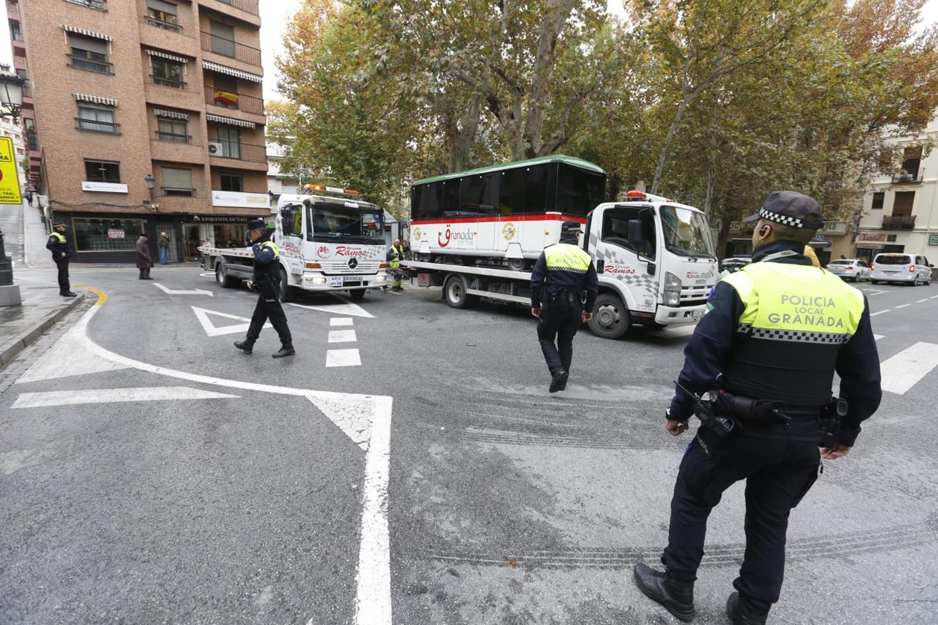 La retirada del vehículo ha obligado a cortar el tráfico en la calle Ángel Ganivet