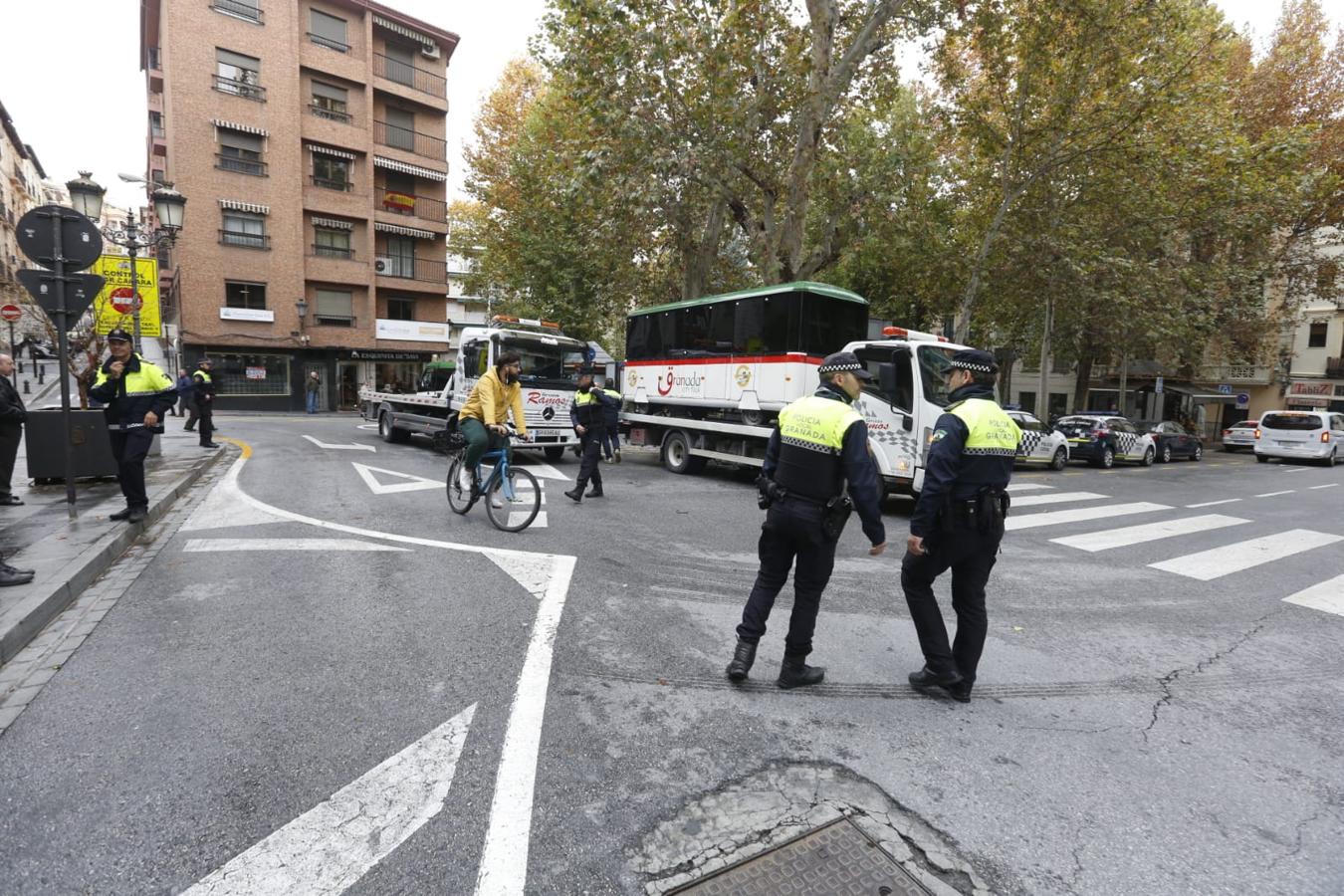 La retirada del vehículo ha obligado a cortar el tráfico en la calle Ángel Ganivet