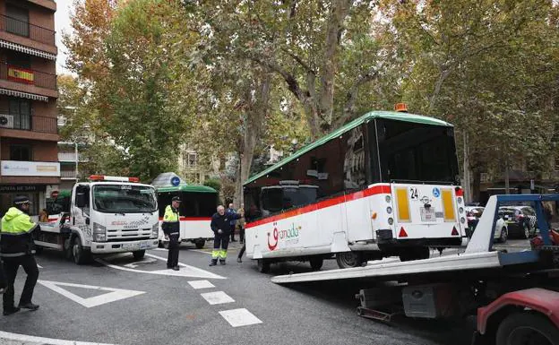 Un nuevo fallo del tren turístico de Granada fuerza el cierre de la calle Ángel Ganivet