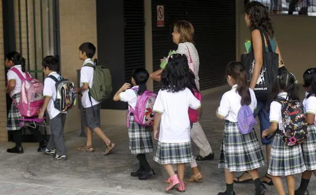 Los colegios con uniforme no podrán obligar a las niñas a usar falda en algunas comunidades