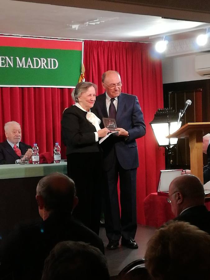 La Casa de Granada en Madrid distinguió ayer IDEAL con el premio que lleva el nombre de la institución. El presidente de la Casa de Granada, Francisco Almendros, entregó la distinción al director del periódico, Eduardo Peralta. Antes, Tico Medina deleitó a los asistentes con una laudatio sobre esta casa. Entre los asistentes estuvo el obispo auxiliar de Getafe, el granadino José Rico Pavés.