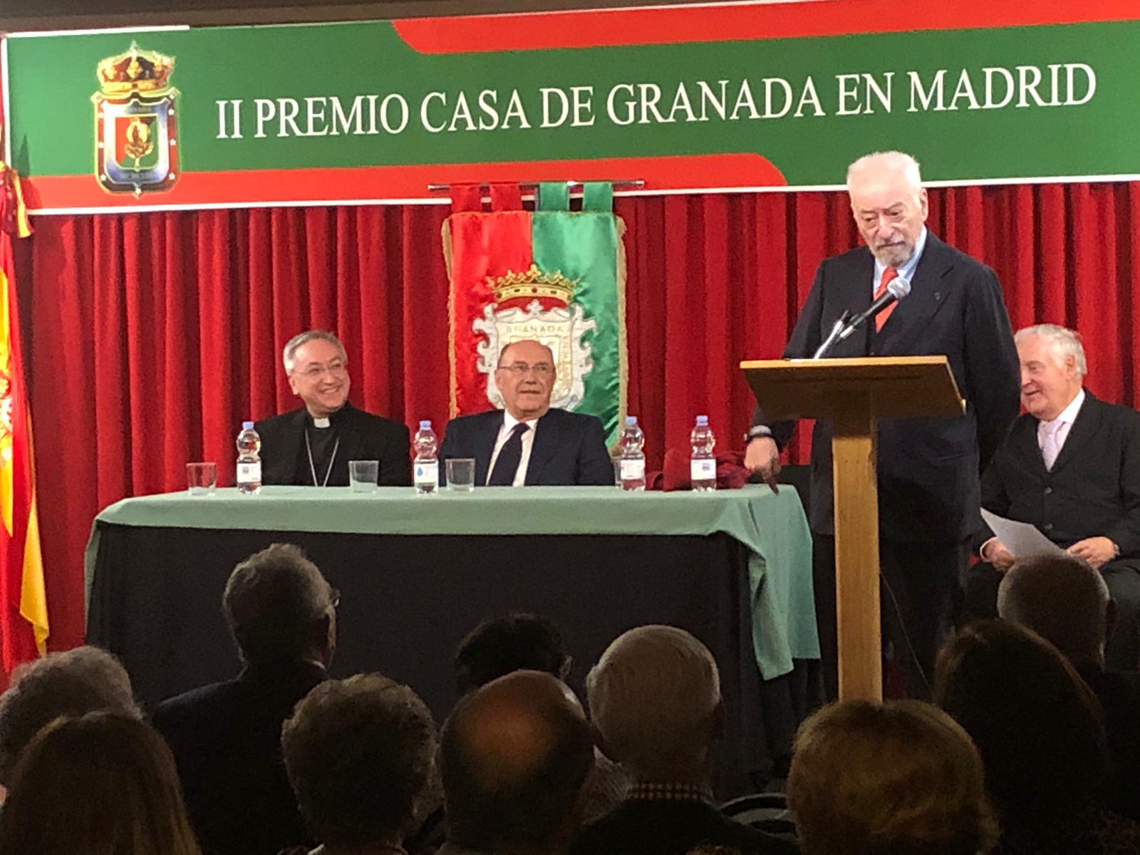 La Casa de Granada en Madrid distinguió ayer IDEAL con el premio que lleva el nombre de la institución. El presidente de la Casa de Granada, Francisco Almendros, entregó la distinción al director del periódico, Eduardo Peralta. Antes, Tico Medina deleitó a los asistentes con una laudatio sobre esta casa. Entre los asistentes estuvo el obispo auxiliar de Getafe, el granadino José Rico Pavés.