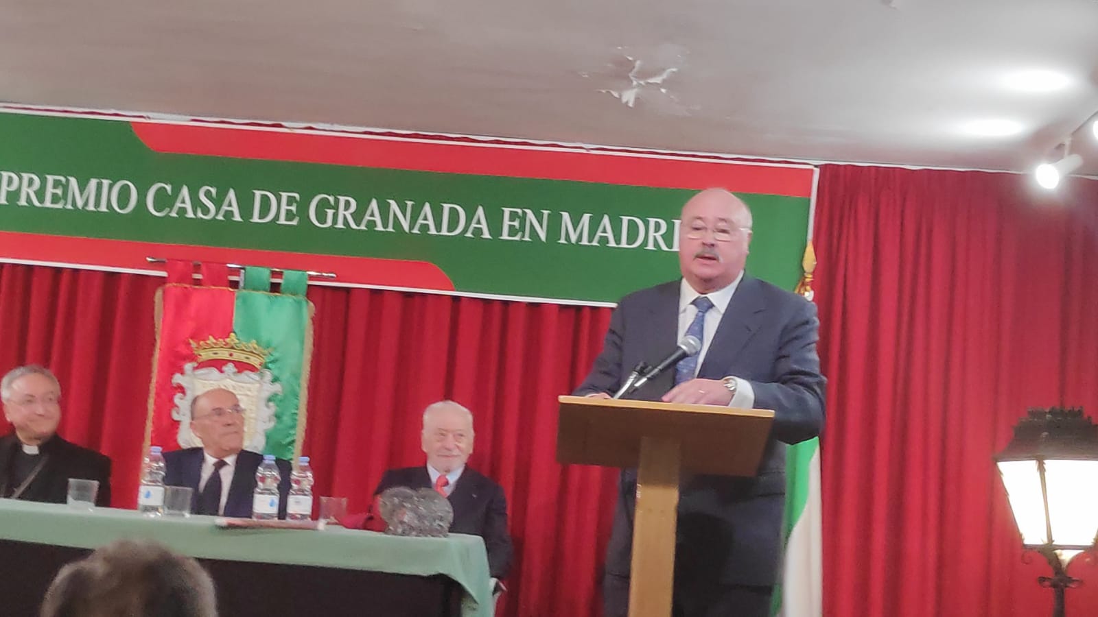 La Casa de Granada en Madrid distinguió ayer IDEAL con el premio que lleva el nombre de la institución. El presidente de la Casa de Granada, Francisco Almendros, entregó la distinción al director del periódico, Eduardo Peralta. Antes, Tico Medina deleitó a los asistentes con una laudatio sobre esta casa. Entre los asistentes estuvo el obispo auxiliar de Getafe, el granadino José Rico Pavés.