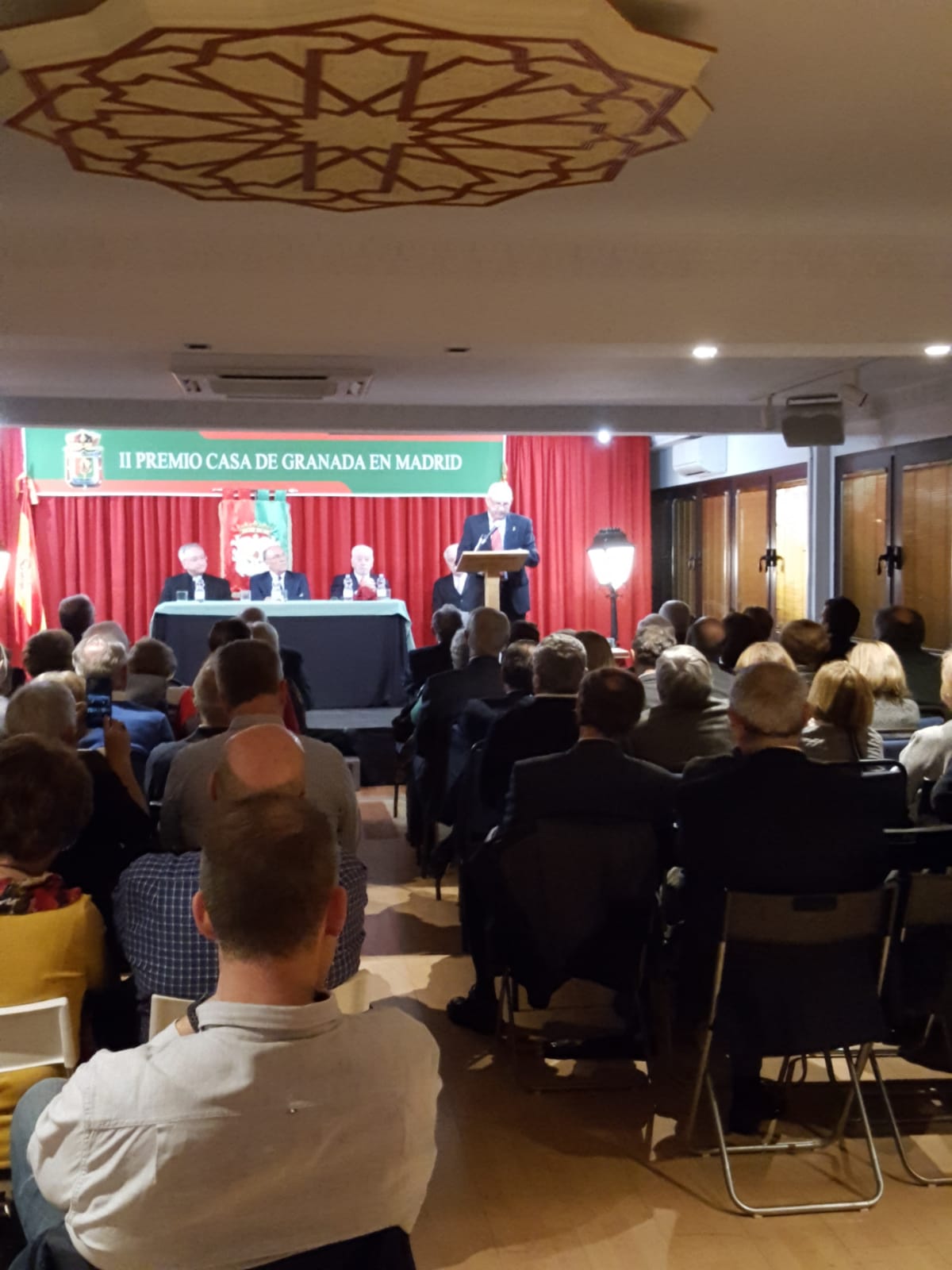 La Casa de Granada en Madrid distinguió ayer IDEAL con el premio que lleva el nombre de la institución. El presidente de la Casa de Granada, Francisco Almendros, entregó la distinción al director del periódico, Eduardo Peralta. Antes, Tico Medina deleitó a los asistentes con una laudatio sobre esta casa. Entre los asistentes estuvo el obispo auxiliar de Getafe, el granadino José Rico Pavés.