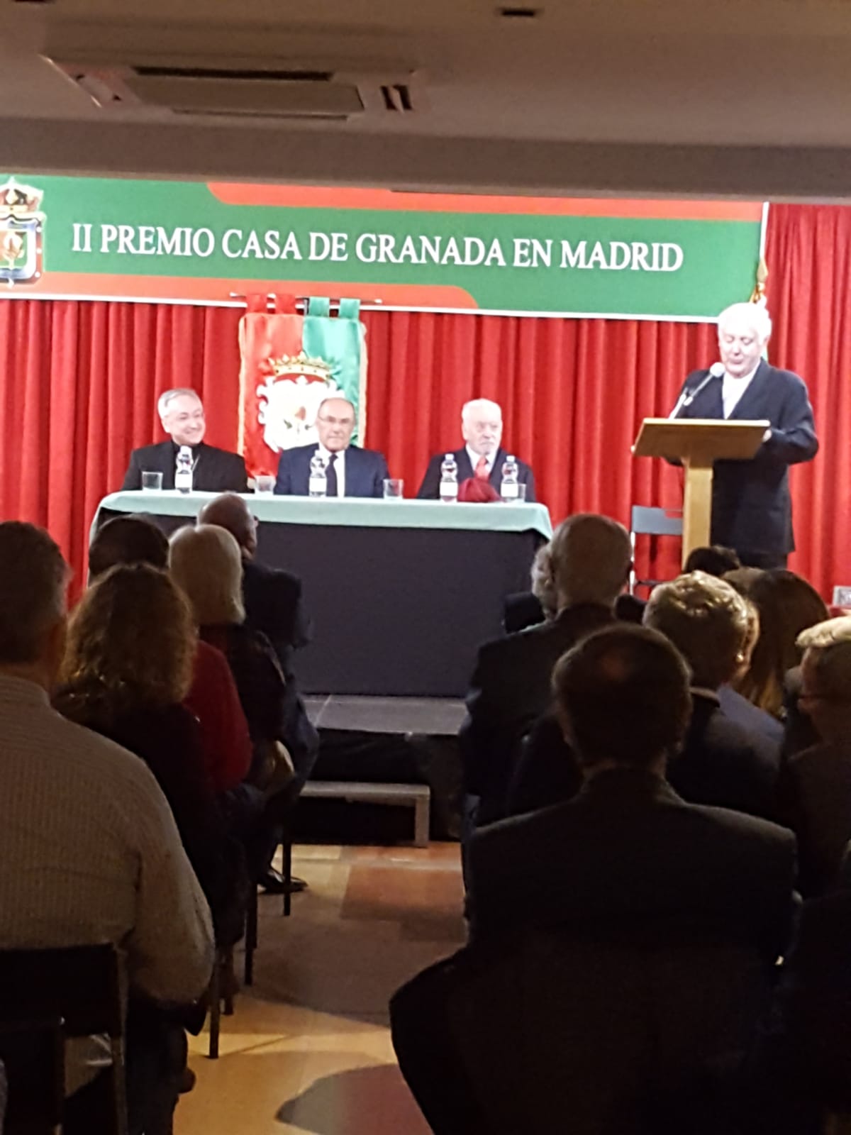 La Casa de Granada en Madrid distinguió ayer IDEAL con el premio que lleva el nombre de la institución. El presidente de la Casa de Granada, Francisco Almendros, entregó la distinción al director del periódico, Eduardo Peralta. Antes, Tico Medina deleitó a los asistentes con una laudatio sobre esta casa. Entre los asistentes estuvo el obispo auxiliar de Getafe, el granadino José Rico Pavés.