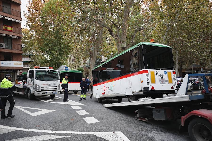 La retirada del vehículo ha obligado a cortar el tráfico en la calle Ángel Ganivet