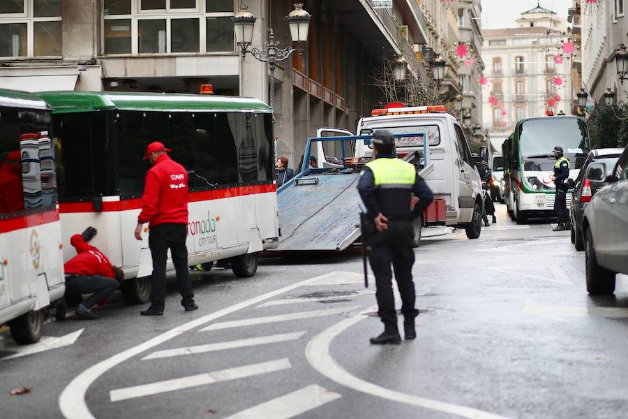 La retirada del vehículo ha obligado a cortar el tráfico en la calle Ángel Ganivet