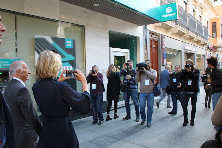 La actriz de culto revoluciona la mañana de sábado almeriense protagonizando un acto en el paseo de las estrellas en el que ha derrochado clase y cercanía