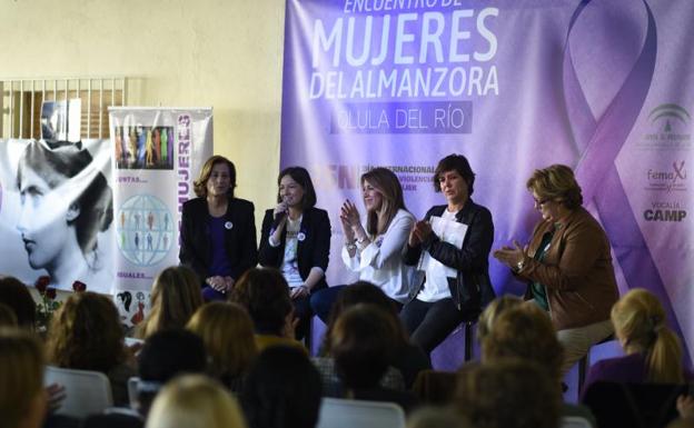 Susana Díaz entra en el cuerpo a cuerpo con Casado