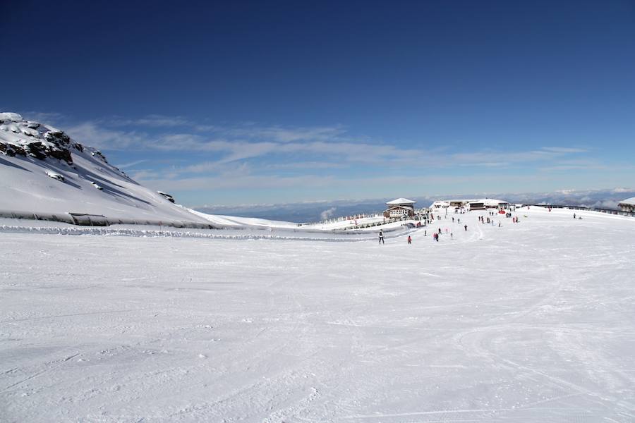 Un total de 1.800 esquiadores y 300 visitantes han disfrutado de jornada inaugural, en la que se abrió 47 kilómetros de pistas