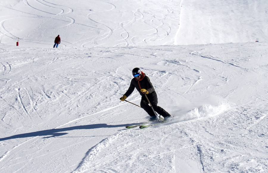 Un total de 1.800 esquiadores y 300 visitantes han disfrutado de jornada inaugural, en la que se abrió 47 kilómetros de pistas