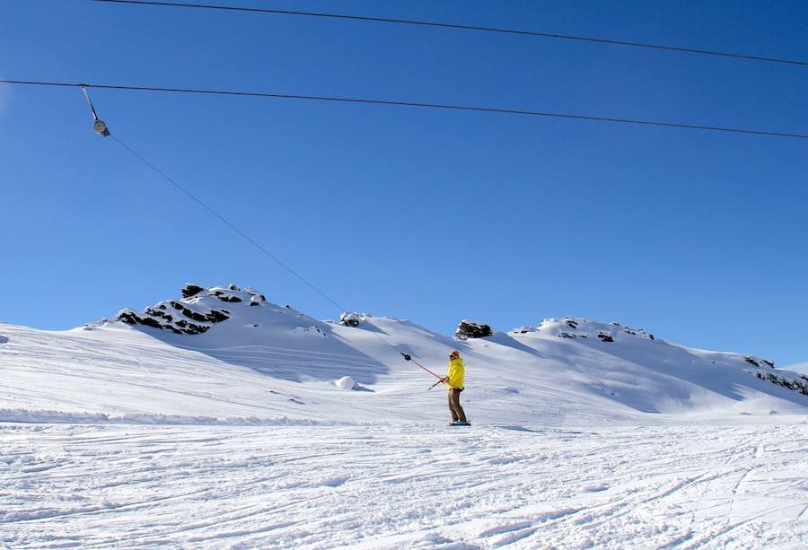 Un total de 1.800 esquiadores y 300 visitantes han disfrutado de jornada inaugural, en la que se abrió 47 kilómetros de pistas