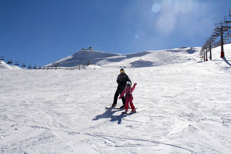 Un total de 1.800 esquiadores y 300 visitantes han disfrutado de jornada inaugural, en la que se abrió 47 kilómetros de pistas