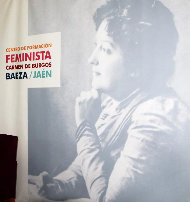 Panel situado en el centro Carmen de Burgos, con la imagen de la periodista, también conocida como Colombine .