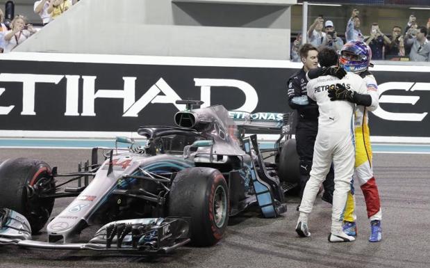 Hamilton felicitando a Alonso una vez terminado el GP de Abu Dabi