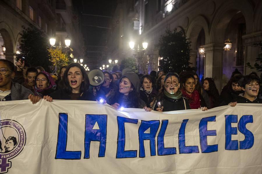 Una protesta que partió a las diez de la noche de Plaza Nueva y recorrió el Centro de la ciudad hasta medianoche