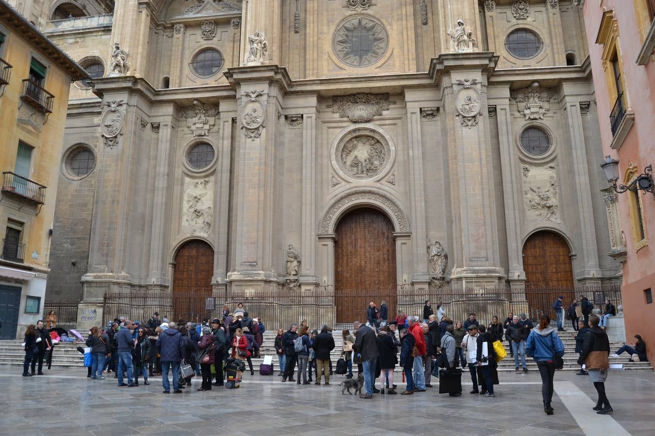 Un centenar de pintores de Andalucía Oriental celebraron el domingo, 25 de noviembre, el Día Mundial de la Acuarela, en el entorno de la Catedral de Granada