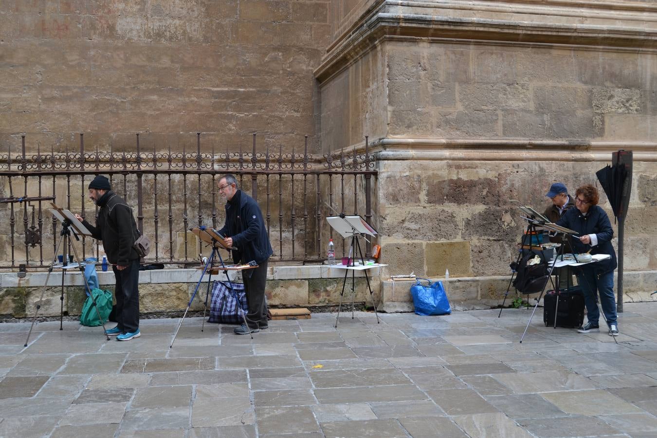 Un centenar de pintores de Andalucía Oriental celebraron el domingo, 25 de noviembre, el Día Mundial de la Acuarela, en el entorno de la Catedral de Granada