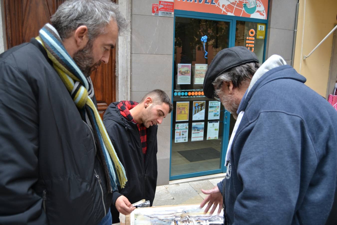Un centenar de pintores de Andalucía Oriental celebraron el domingo, 25 de noviembre, el Día Mundial de la Acuarela, en el entorno de la Catedral de Granada