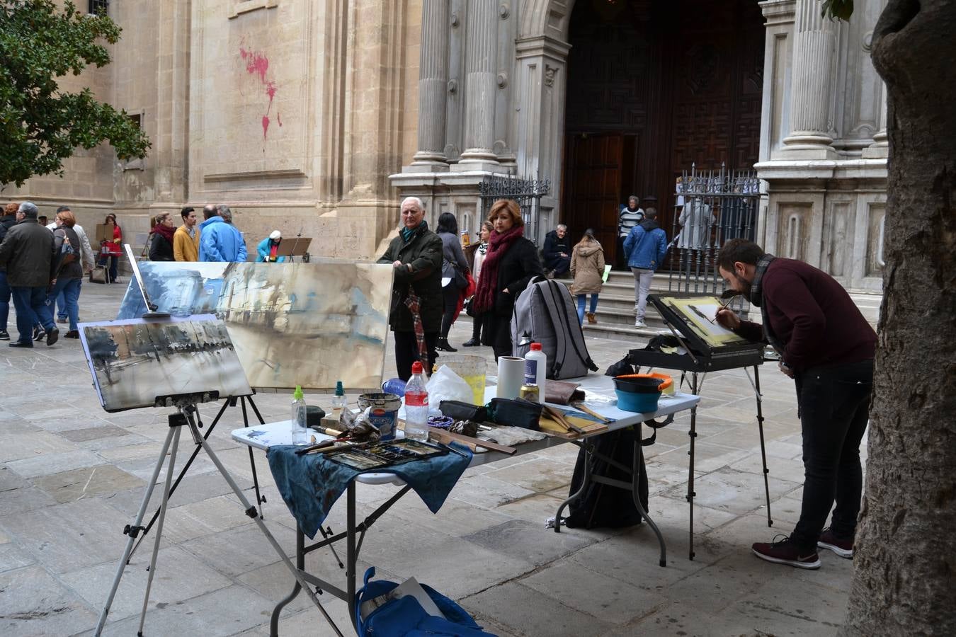 Un centenar de pintores de Andalucía Oriental celebraron el domingo, 25 de noviembre, el Día Mundial de la Acuarela, en el entorno de la Catedral de Granada