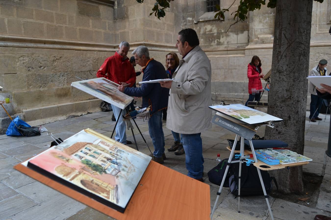 Un centenar de pintores de Andalucía Oriental celebraron el domingo, 25 de noviembre, el Día Mundial de la Acuarela, en el entorno de la Catedral de Granada