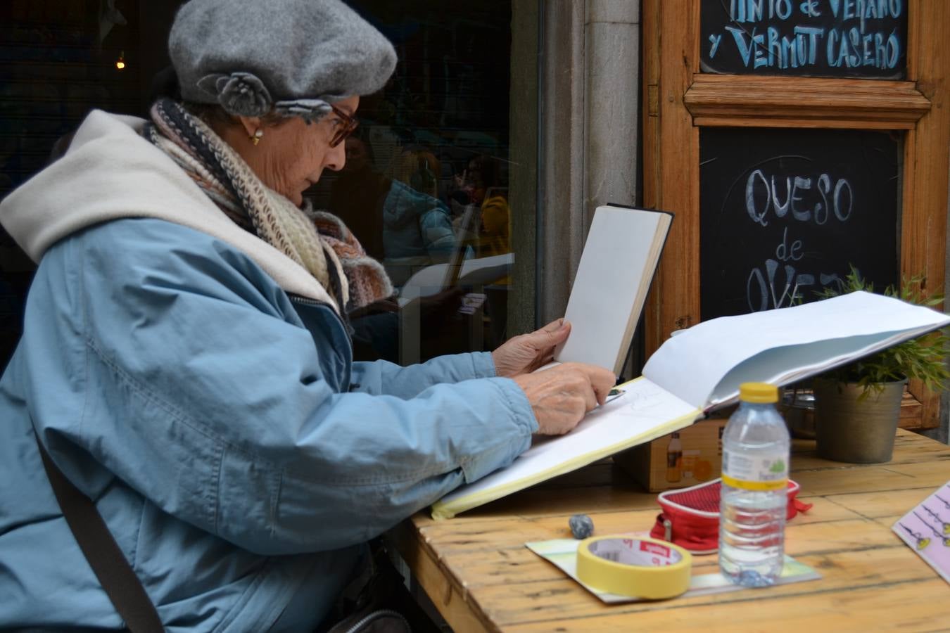 Un centenar de pintores de Andalucía Oriental celebraron el domingo, 25 de noviembre, el Día Mundial de la Acuarela, en el entorno de la Catedral de Granada