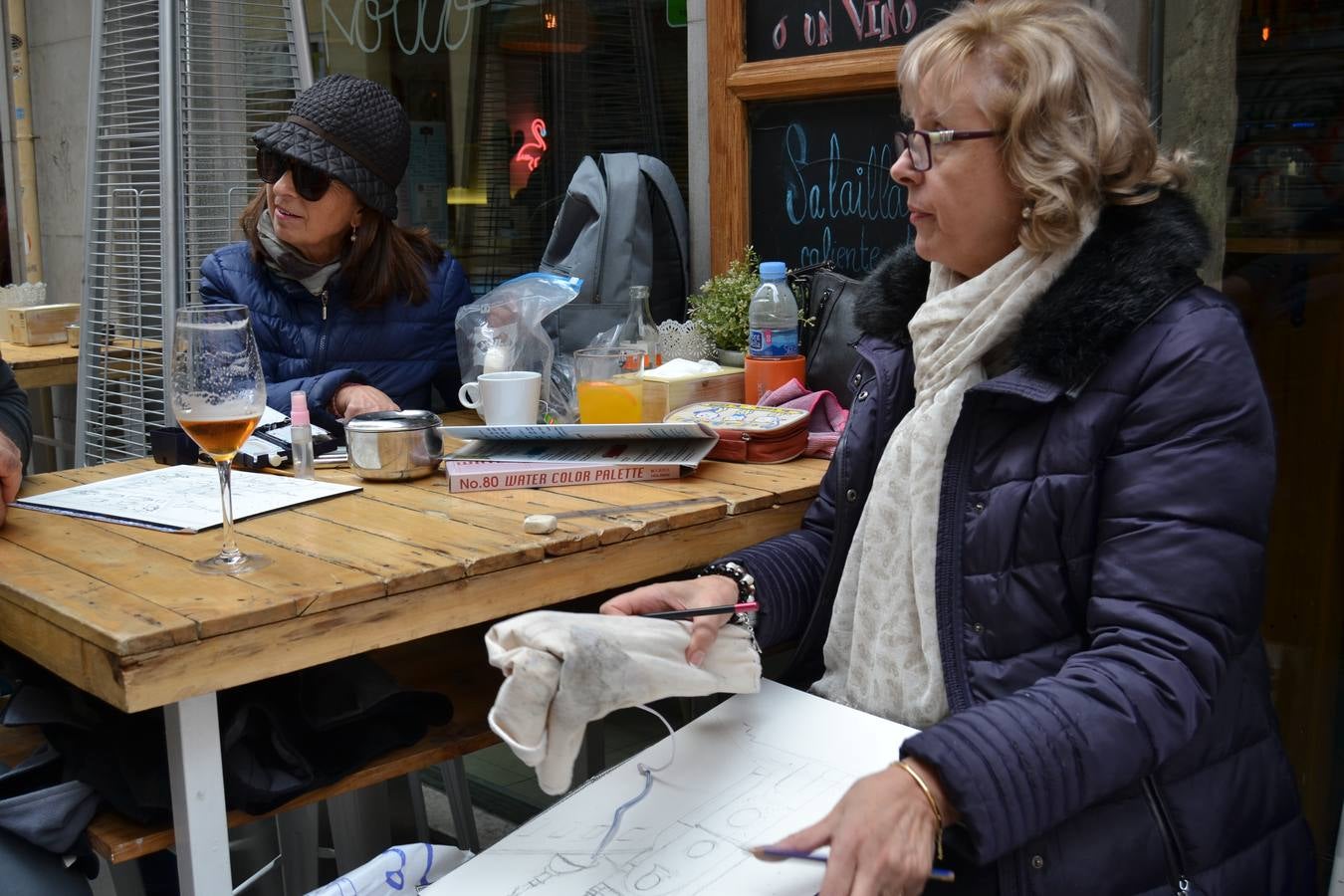 Un centenar de pintores de Andalucía Oriental celebraron el domingo, 25 de noviembre, el Día Mundial de la Acuarela, en el entorno de la Catedral de Granada