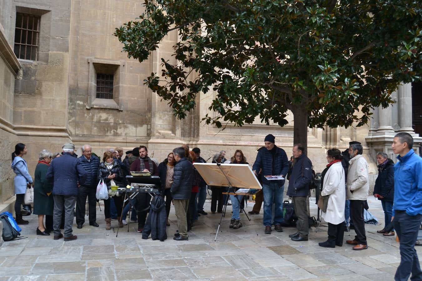 Un centenar de pintores de Andalucía Oriental celebraron el domingo, 25 de noviembre, el Día Mundial de la Acuarela, en el entorno de la Catedral de Granada