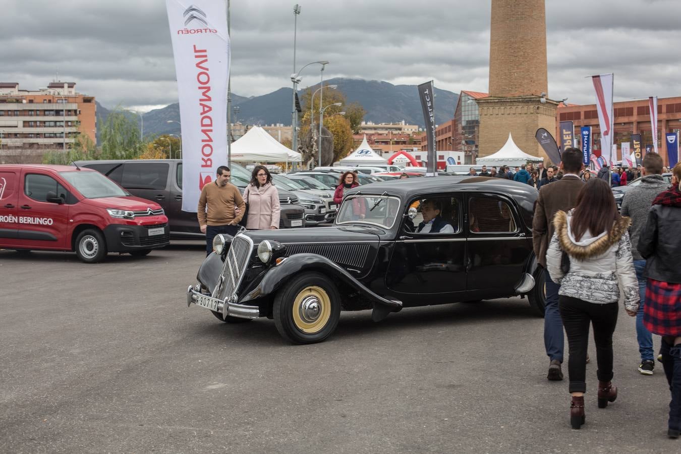 El público volvió a llenar ayer el recinto de la Feria de Muestras, que ha visto como varios miles de personas han cruzado sus puertas atraídos por los coches y motos expuestas en estos días