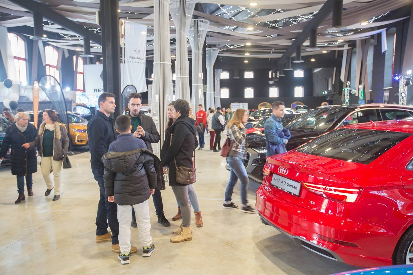 El público volvió a llenar ayer el recinto de la Feria de Muestras, que ha visto como varios miles de personas han cruzado sus puertas atraídos por los coches y motos expuestas en estos días