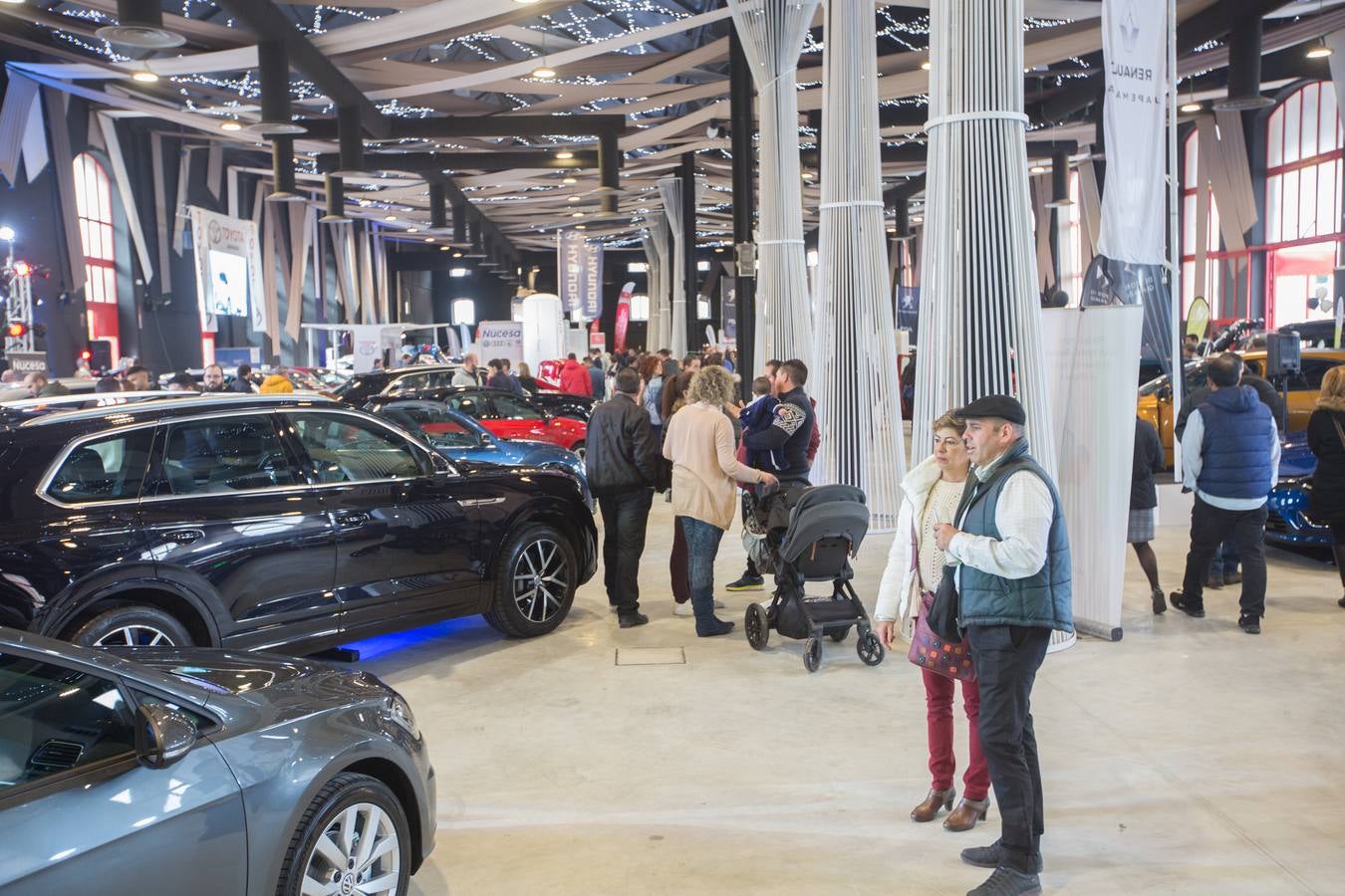 El público volvió a llenar ayer el recinto de la Feria de Muestras, que ha visto como varios miles de personas han cruzado sus puertas atraídos por los coches y motos expuestas en estos días