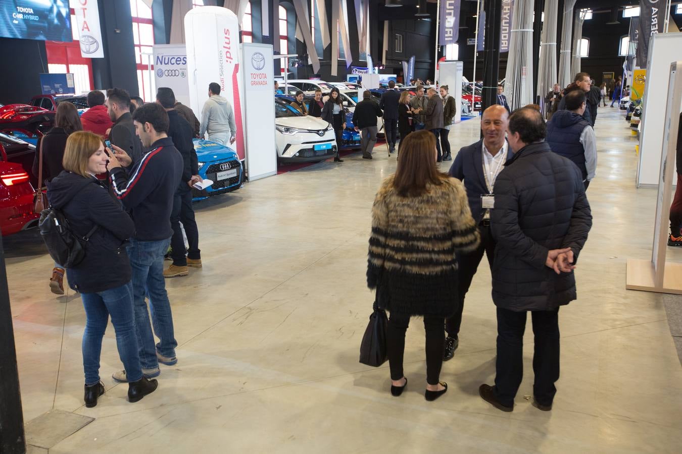 El público volvió a llenar ayer el recinto de la Feria de Muestras, que ha visto como varios miles de personas han cruzado sus puertas atraídos por los coches y motos expuestas en estos días