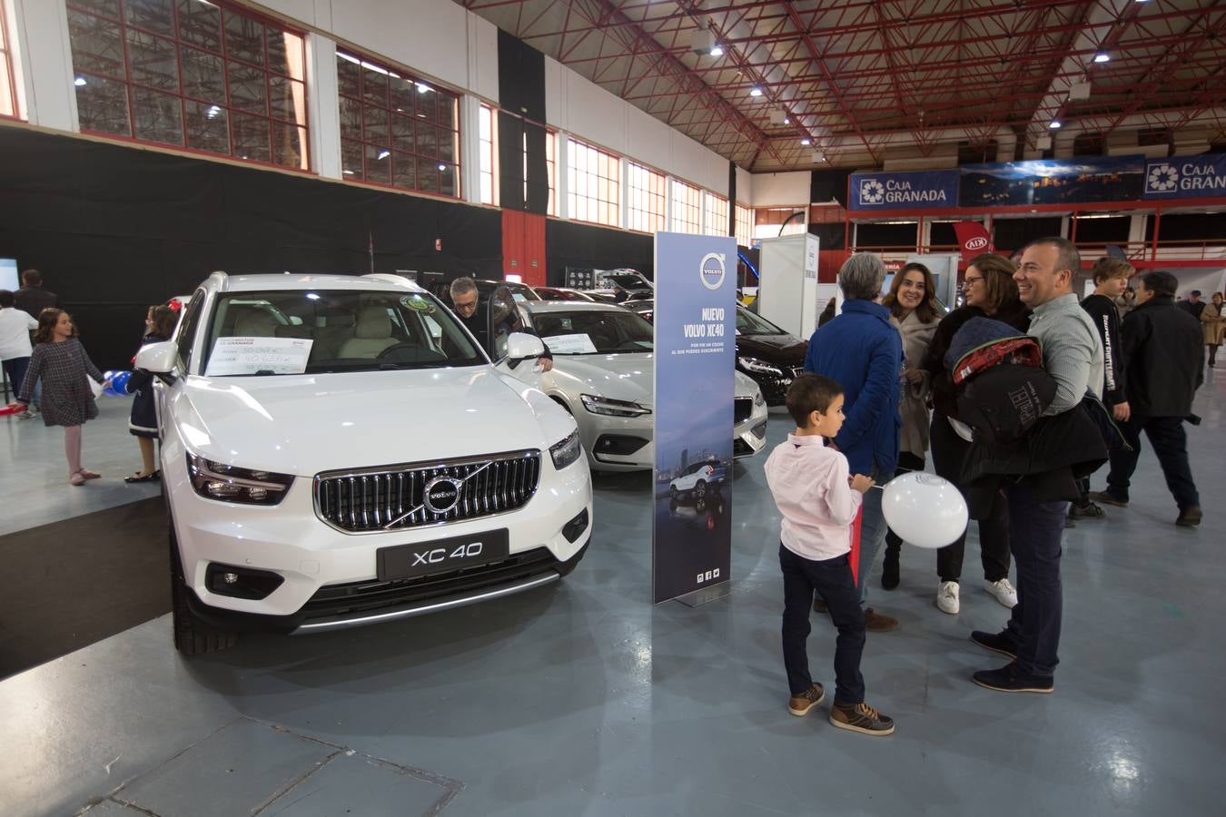 El público volvió a llenar ayer el recinto de la Feria de Muestras, que ha visto como varios miles de personas han cruzado sus puertas atraídos por los coches y motos expuestas en estos días