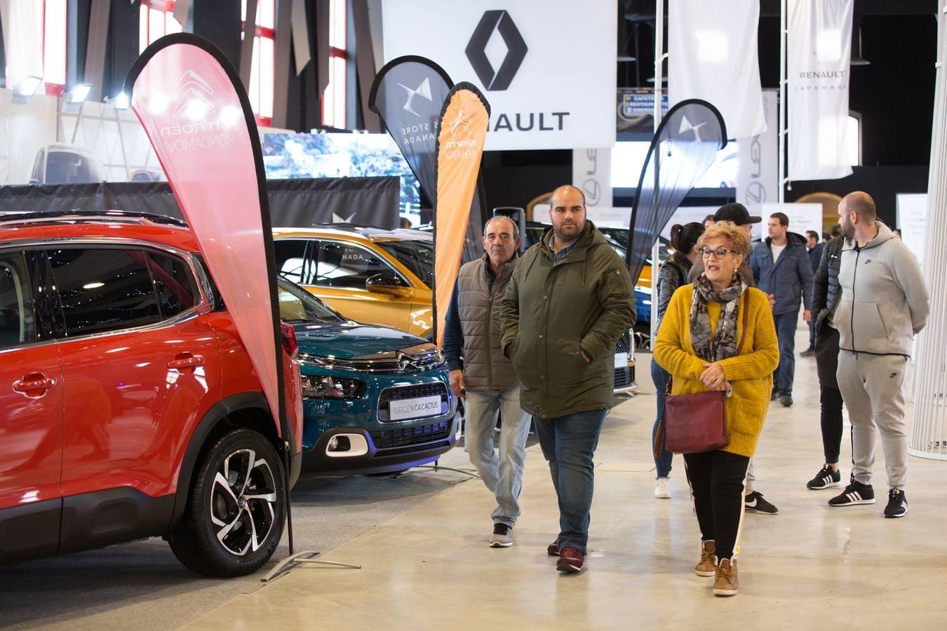 El público volvió a llenar ayer el recinto de la Feria de Muestras, que ha visto como varios miles de personas han cruzado sus puertas atraídos por los coches y motos expuestas en estos días