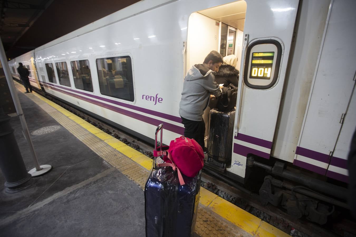 A las 7:35 horas ha partido puntual, con 110 viajeros a bordo, el Talgo que une ya Granada con Madrid en cinco horas