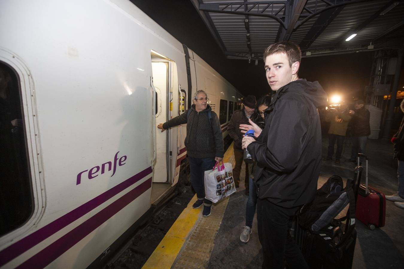 A las 7:35 horas ha partido puntual, con 110 viajeros a bordo, el Talgo que une ya Granada con Madrid en cinco horas