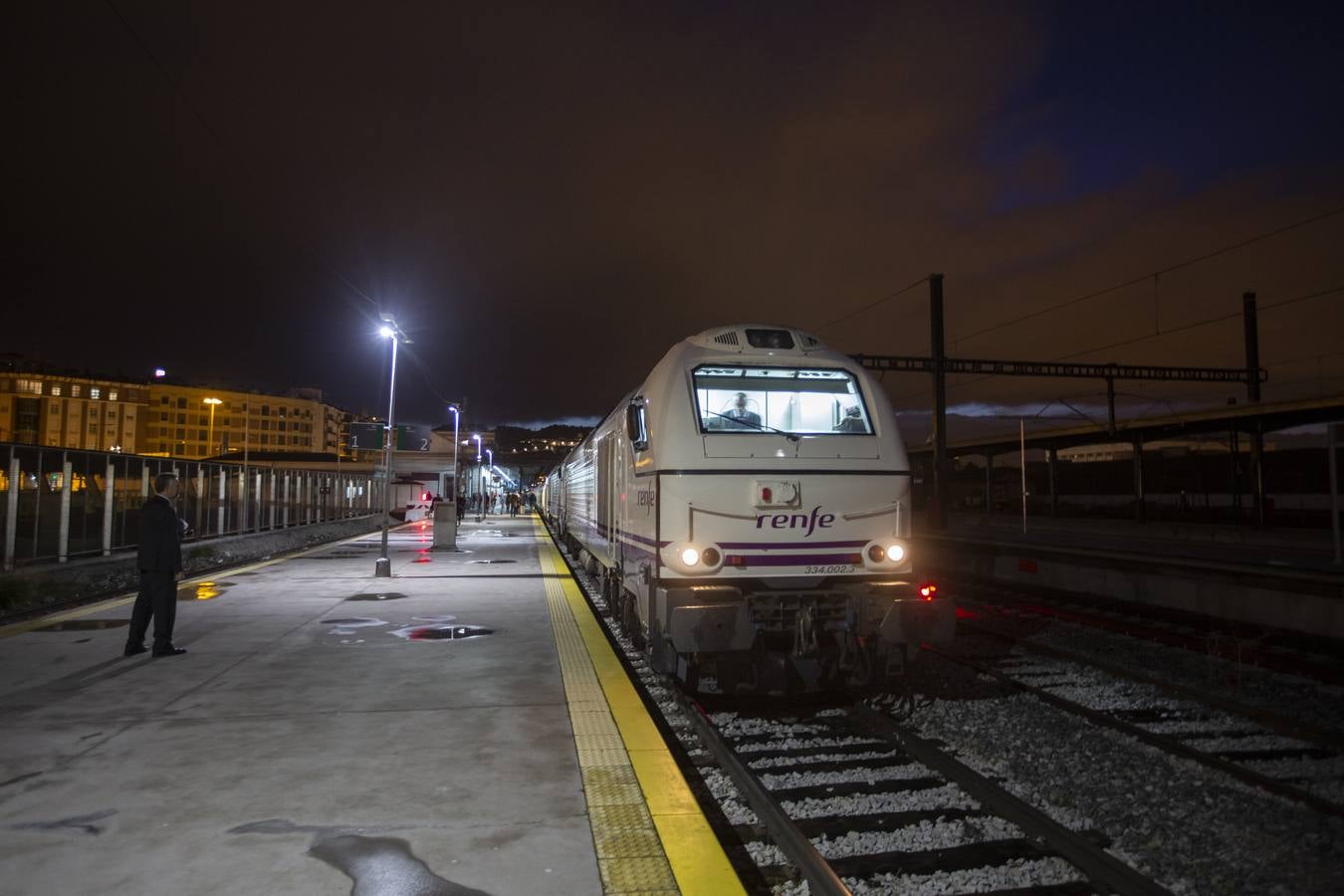 A las 7:35 horas ha partido puntual, con 110 viajeros a bordo, el Talgo que une ya Granada con Madrid en cinco horas