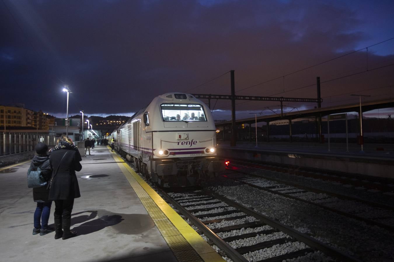 A las 7:35 horas ha partido puntual, con 110 viajeros a bordo, el Talgo que une ya Granada con Madrid en cinco horas