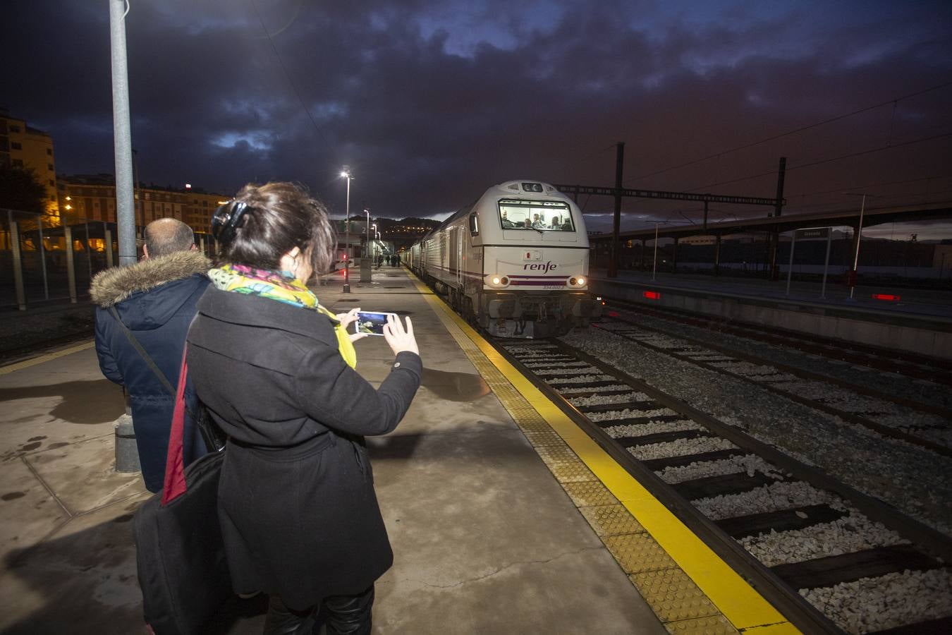 A las 7:35 horas ha partido puntual, con 110 viajeros a bordo, el Talgo que une ya Granada con Madrid en cinco horas