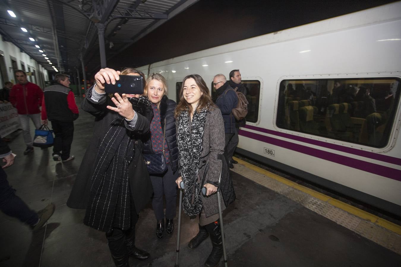 A las 7:35 horas ha partido puntual, con 110 viajeros a bordo, el Talgo que une ya Granada con Madrid en cinco horas