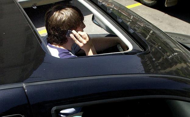 Esta es la multa que te puede caer si usas el móvil en el coche estando parado